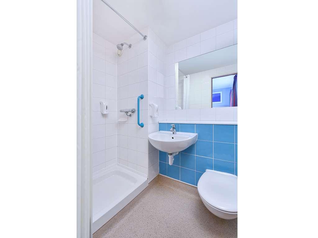Travelodge Birmingham Central Broadway Plaza Room photo