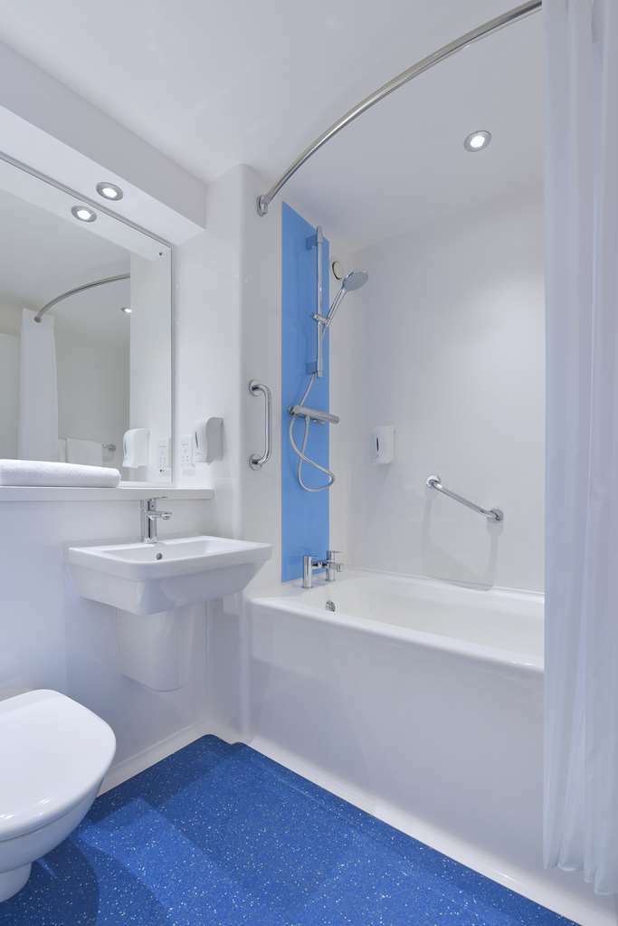 Travelodge Birmingham Central Broadway Plaza Room photo