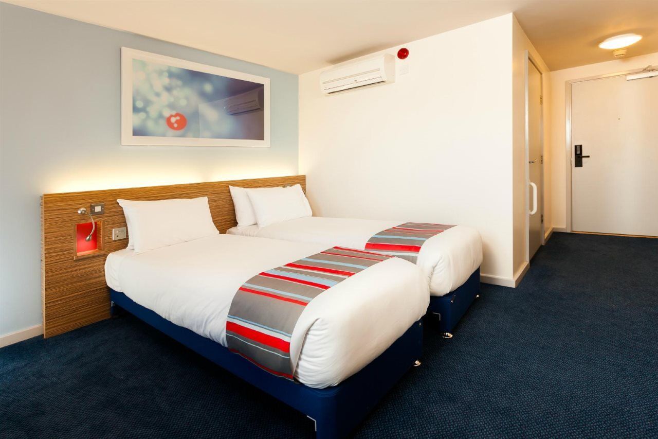 Travelodge Birmingham Central Broadway Plaza Exterior photo